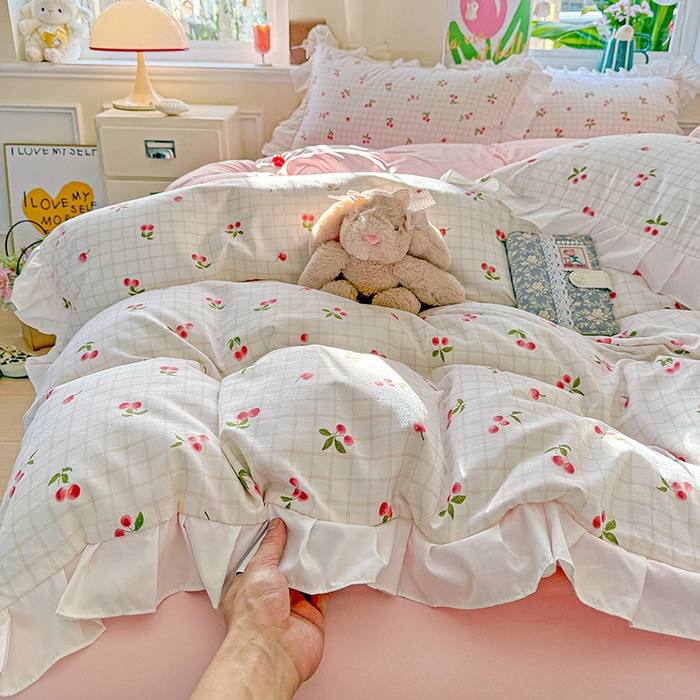 91家纺网 家纺一手货源 找家纺 雨菲家纺 2025新款学生季小清新公主风荷叶花边印花三件套四件套床单床笠款 樱桃之恋