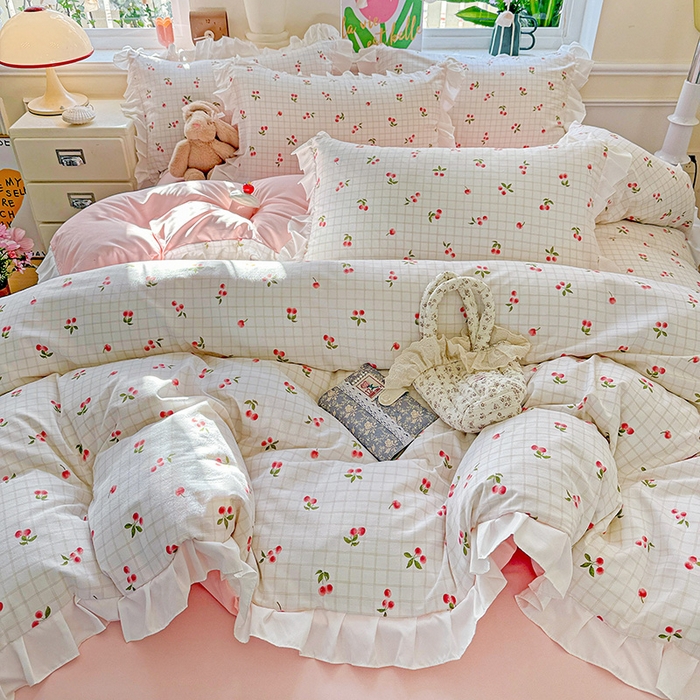 91家纺网 家纺一手货源 找家纺 雨菲家纺 2025新款学生季小清新公主风荷叶花边印花三件套四件套床单床笠款 樱桃之恋