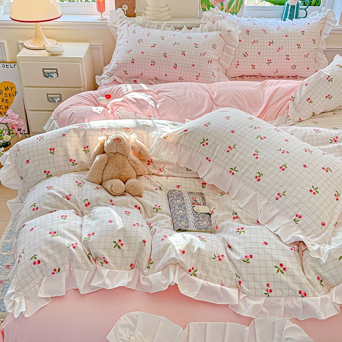 91家纺网 家纺一手货源 找家纺 雨菲家纺 2025新款学生季小清新公主风荷叶花边印花三件套四件套床单床笠款 樱桃之恋