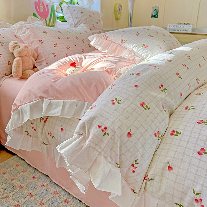 91家纺网 家纺一手货源 找家纺 雨菲家纺 2025新款学生季小清新公主风荷叶花边印花三件套四件套床单床笠款 樱桃之恋