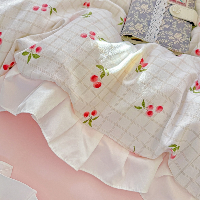 91家纺网 家纺一手货源 找家纺 雨菲家纺 2025新款学生季小清新公主风荷叶花边印花三件套四件套床单床笠款 樱桃之恋