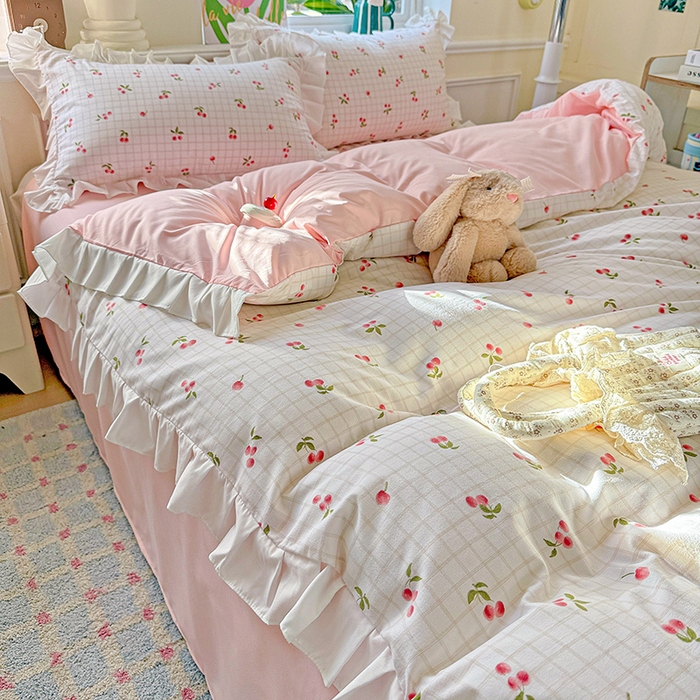 91家纺网 家纺一手货源 找家纺 雨菲家纺 2025新款学生季小清新公主风荷叶花边印花三件套四件套床单床笠款 樱桃之恋