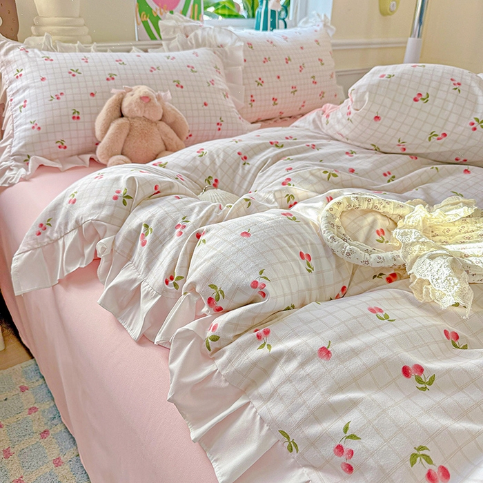 91家纺网 家纺一手货源 找家纺 雨菲家纺 2025新款学生季小清新公主风荷叶花边印花三件套四件套床单床笠款 樱桃之恋