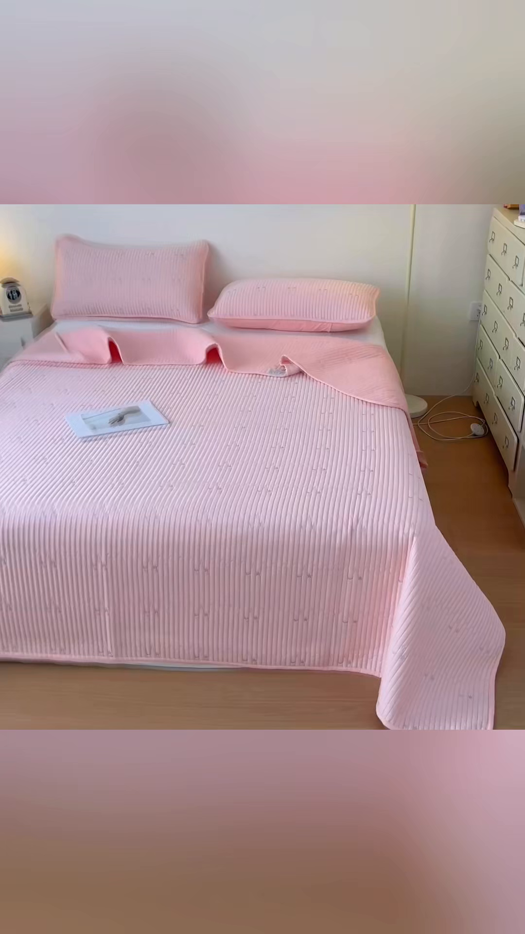 91家纺网 家纺一手货源 找家纺 橘夏家纺 2025新款夏季凉感莱赛尔天丝轻奢风星月款多功能床盖三件套软凉席盖毯 樱花粉