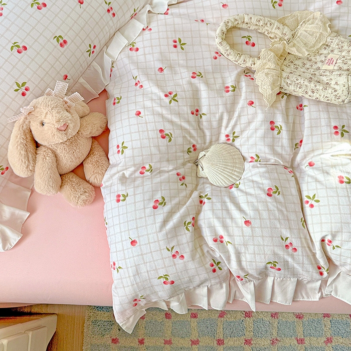 91家纺网 家纺一手货源 找家纺 雨菲家纺 2025新款学生季小清新公主风荷叶花边印花三件套四件套床单床笠款 樱桃之恋