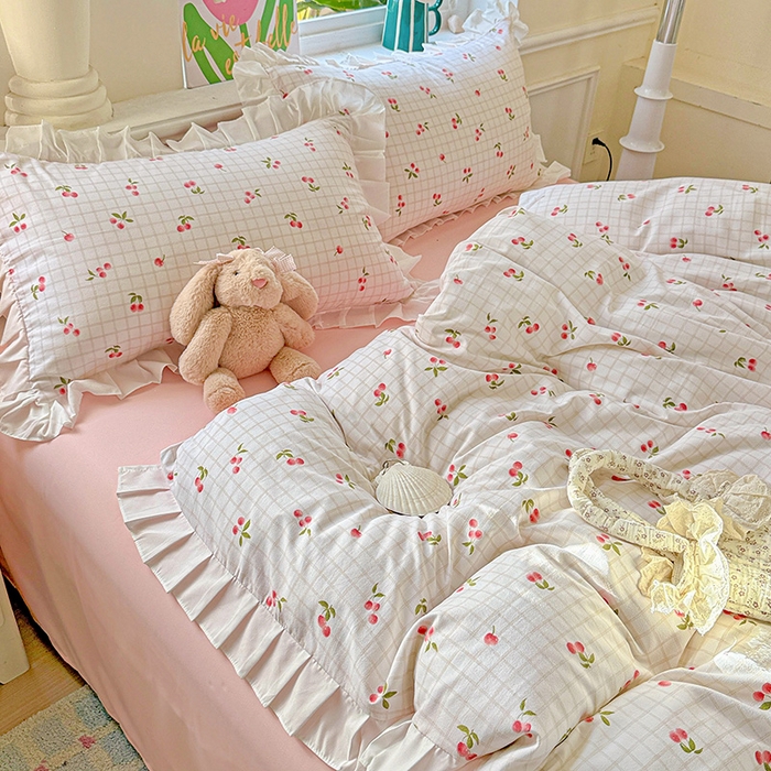 91家纺网 家纺一手货源 找家纺 雨菲家纺 2025新款学生季小清新公主风荷叶花边印花三件套四件套床单床笠款 樱桃之恋