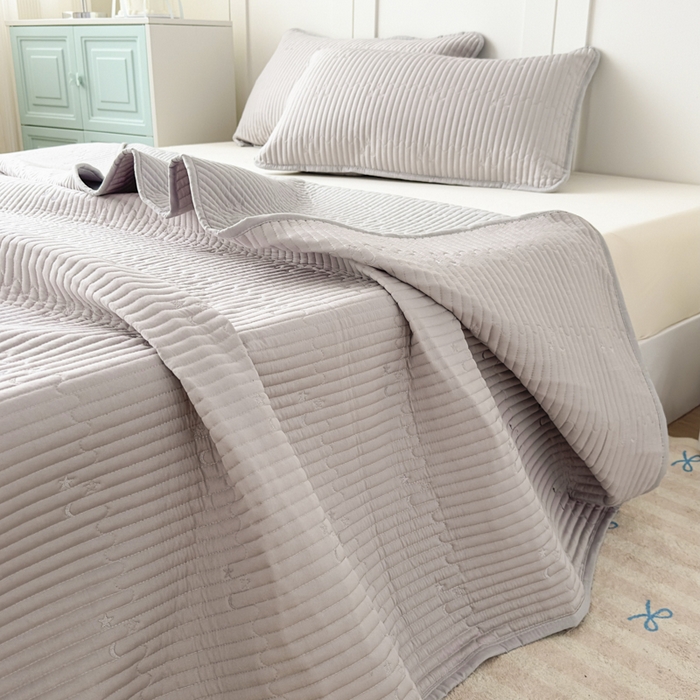 91家纺网 家纺一手货源 找家纺 橘夏家纺 2025新款夏季凉感莱赛尔天丝轻奢风星月款多功能床盖三件套软凉席盖毯 星耀灰