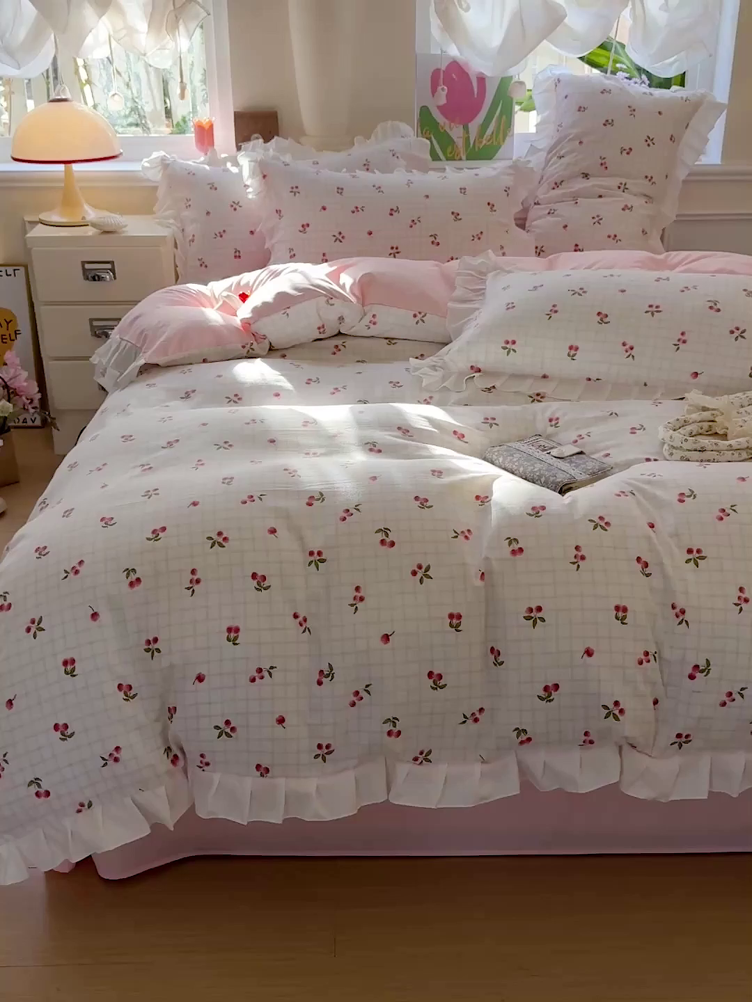 91家纺网 家纺一手货源 找家纺 雨菲家纺 2025新款学生季小清新公主风荷叶花边印花三件套四件套床单床笠款 樱桃之恋