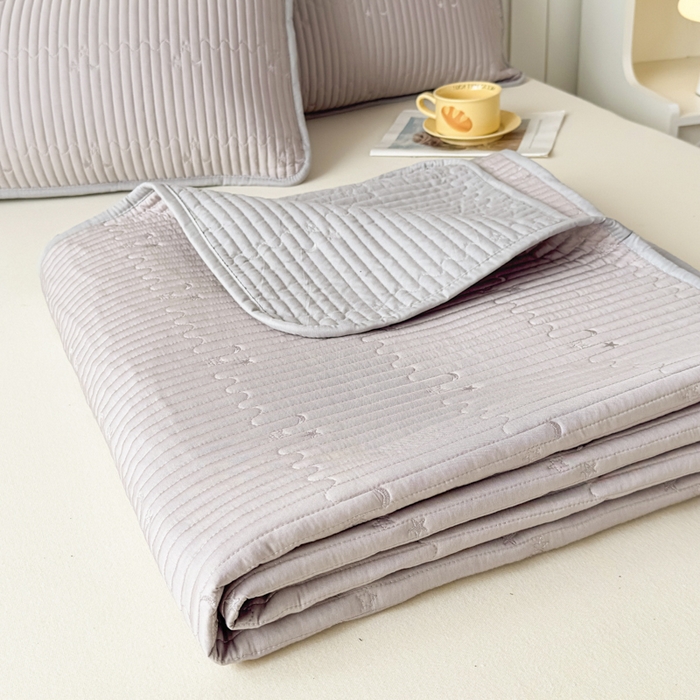 91家纺网 家纺一手货源 找家纺 橘夏家纺 2025新款夏季凉感莱赛尔天丝轻奢风星月款多功能床盖三件套软凉席盖毯 星耀灰