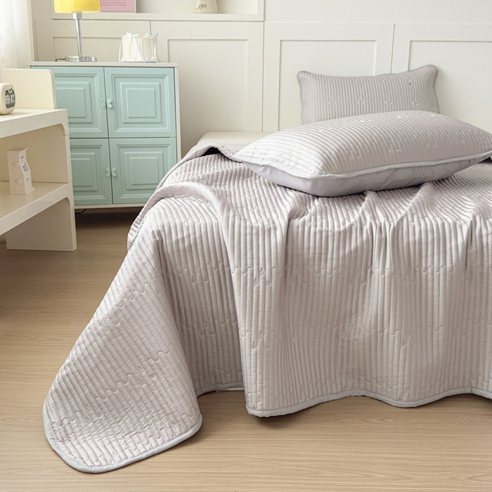 91家纺网 家纺一手货源 找家纺 橘夏家纺 2025新款夏季凉感莱赛尔天丝轻奢风星月款多功能床盖三件套软凉席盖毯 星耀灰