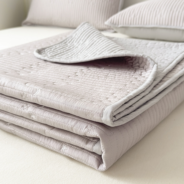 91家纺网 家纺一手货源 找家纺 橘夏家纺 2025新款夏季凉感莱赛尔天丝轻奢风星月款多功能床盖三件套软凉席盖毯 星耀灰