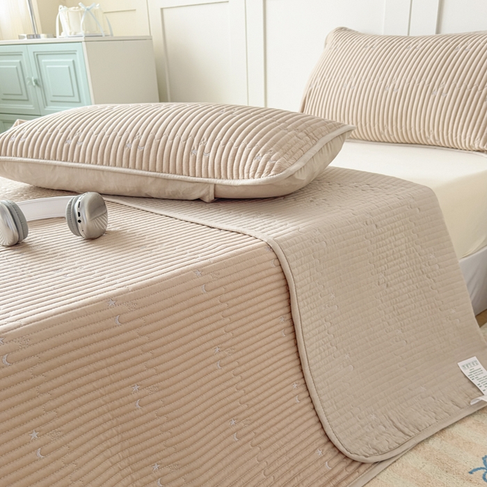 91家纺网 家纺一手货源 找家纺 橘夏家纺 2025新款夏季凉感莱赛尔天丝轻奢风星月款多功能床盖三件套软凉席盖毯 香槟色