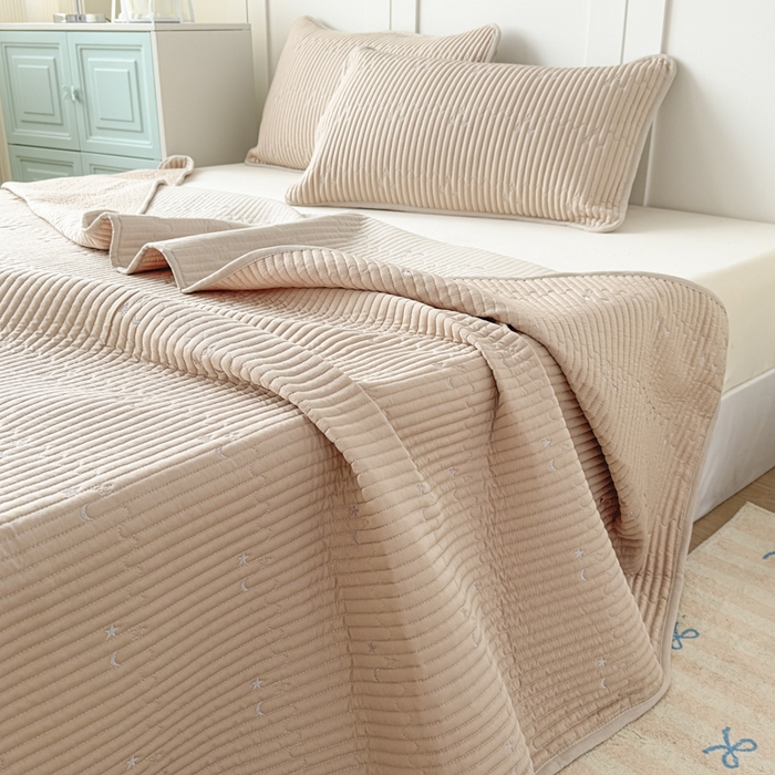 91家纺网 家纺一手货源 找家纺 橘夏家纺 2025新款夏季凉感莱赛尔天丝轻奢风星月款多功能床盖三件套软凉席盖毯 香槟色