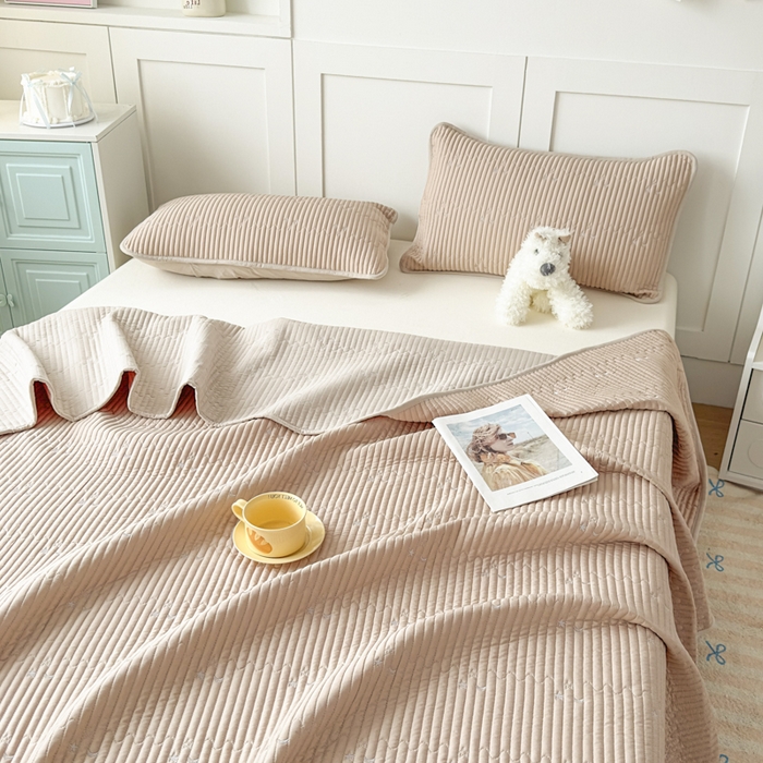 91家纺网 家纺一手货源 找家纺 橘夏家纺 2025新款夏季凉感莱赛尔天丝轻奢风星月款多功能床盖三件套软凉席盖毯 香槟色