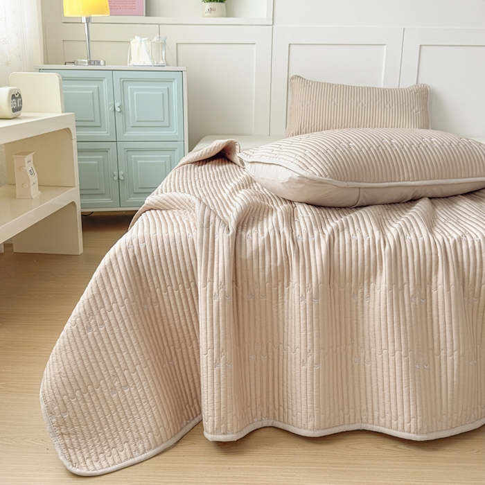 91家纺网 家纺一手货源 找家纺 橘夏家纺 2025新款夏季凉感莱赛尔天丝轻奢风星月款多功能床盖三件套软凉席盖毯 香槟色