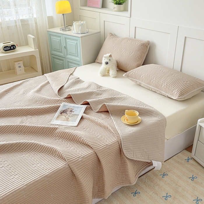 91家纺网 家纺一手货源 找家纺 橘夏家纺 2025新款夏季凉感莱赛尔天丝轻奢风星月款多功能床盖三件套软凉席盖毯 香槟色