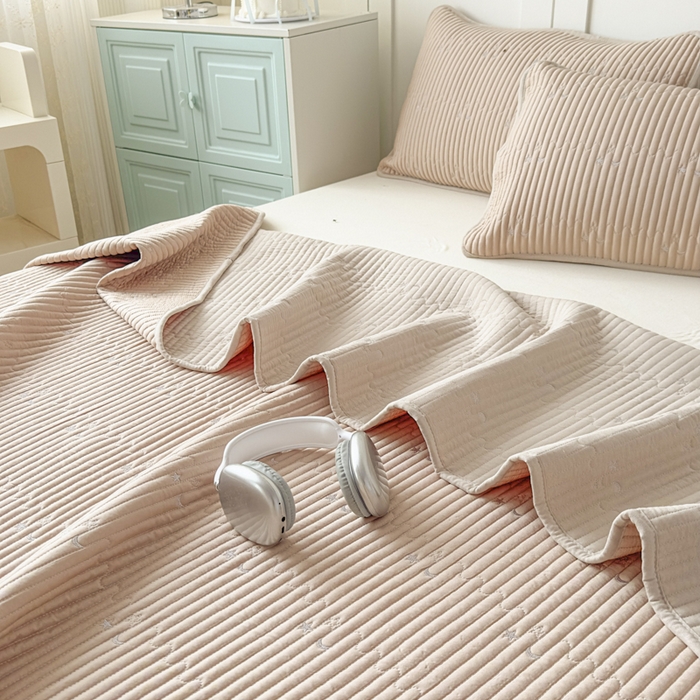 91家纺网 家纺一手货源 找家纺 橘夏家纺 2025新款夏季凉感莱赛尔天丝轻奢风星月款多功能床盖三件套软凉席盖毯 香槟色