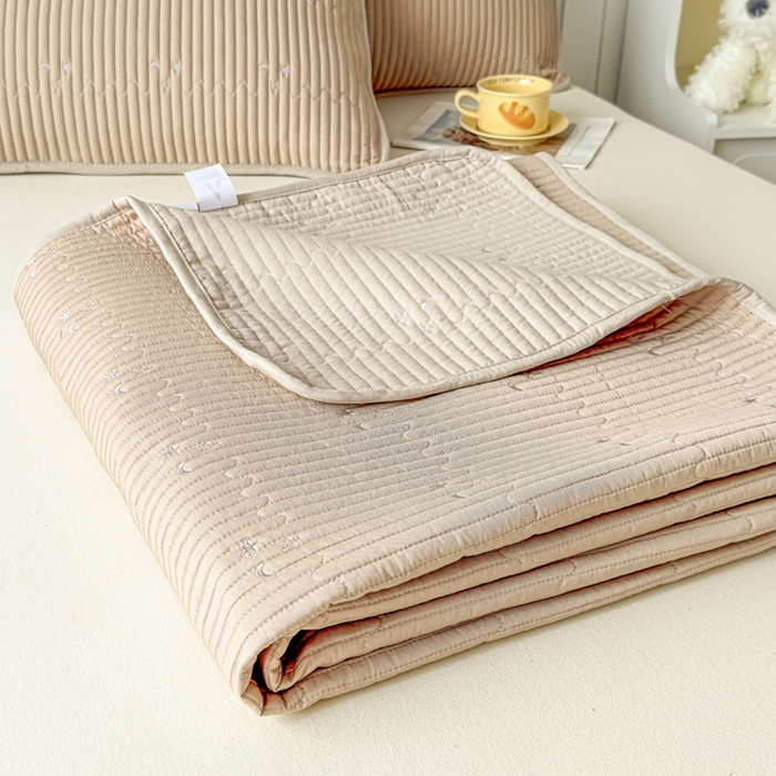 91家纺网 家纺一手货源 找家纺 橘夏家纺 2025新款夏季凉感莱赛尔天丝轻奢风星月款多功能床盖三件套软凉席盖毯 香槟色