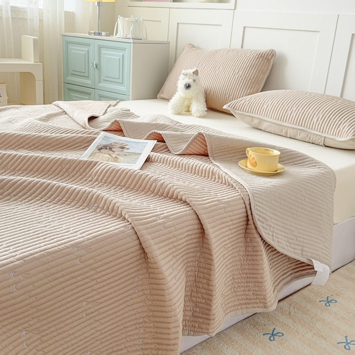 91家纺网 家纺一手货源 找家纺 橘夏家纺 2025新款夏季凉感莱赛尔天丝轻奢风星月款多功能床盖三件套软凉席盖毯 香槟色