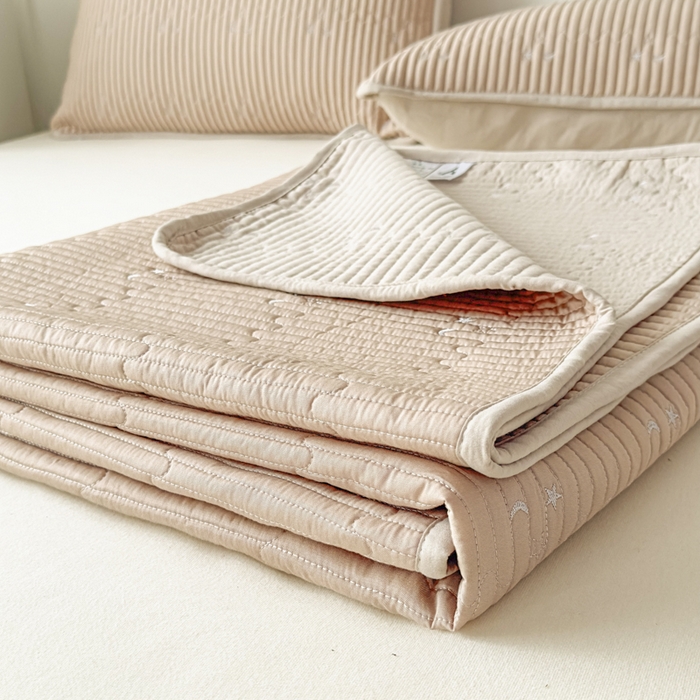 91家纺网 家纺一手货源 找家纺 橘夏家纺 2025新款夏季凉感莱赛尔天丝轻奢风星月款多功能床盖三件套软凉席盖毯 香槟色