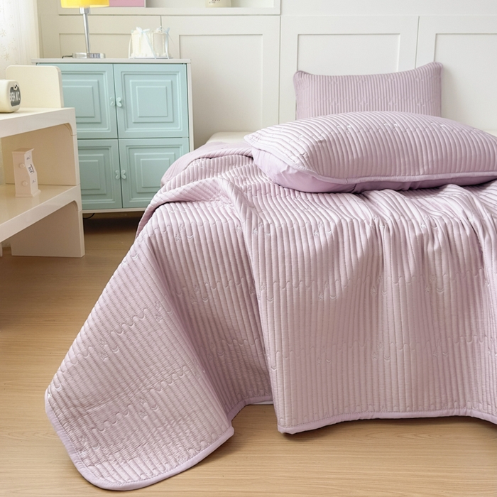 91家纺网 家纺一手货源 找家纺 橘夏家纺 2025新款夏季凉感莱赛尔天丝轻奢风星月款多功能床盖三件套软凉席盖毯 雪青紫