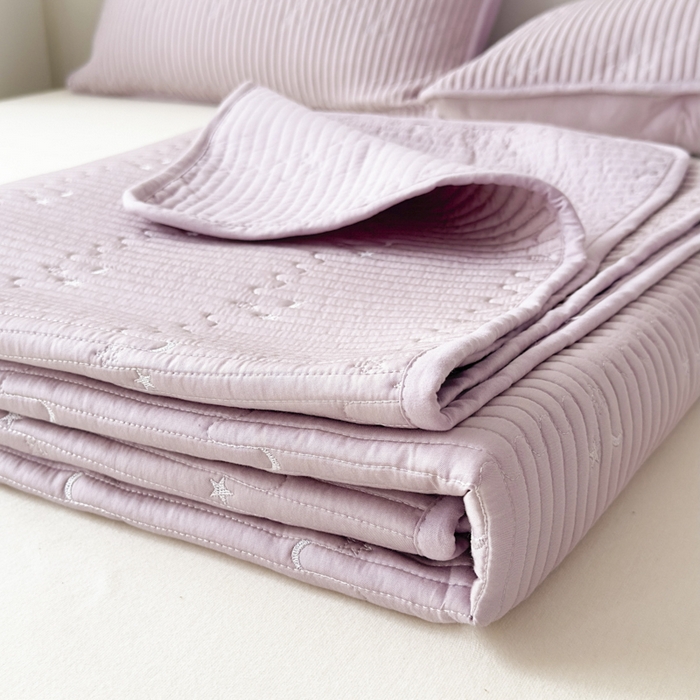 91家纺网 家纺一手货源 找家纺 橘夏家纺 2025新款夏季凉感莱赛尔天丝轻奢风星月款多功能床盖三件套软凉席盖毯 雪青紫