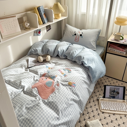 91家纺网 家纺一手货源 找家纺 2025新款 985学姐推荐新款学生季宿舍可爱水洗棉毛巾绣四件套 快乐小飞象蓝格