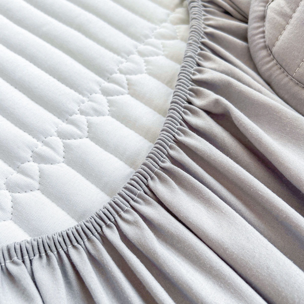 91家纺网 家纺一手货源 找家纺 雯豆家纺 2025新款四季款学生宿舍夹棉床笠上下铺床垫保护套 简爱-暮云灰