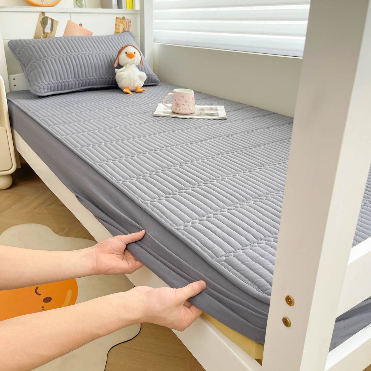 91家纺网 家纺一手货源 找家纺 雯豆2025新品学生床上下铺夹棉床笠宿舍床垫保护套 简爱-深空灰