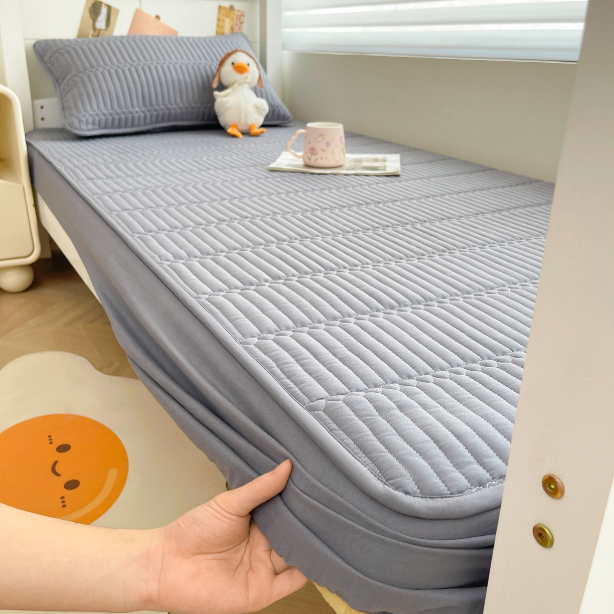 91家纺网 家纺一手货源 找家纺 雯豆2025新品学生床上下铺夹棉床笠宿舍床垫保护套 简爱-深空灰