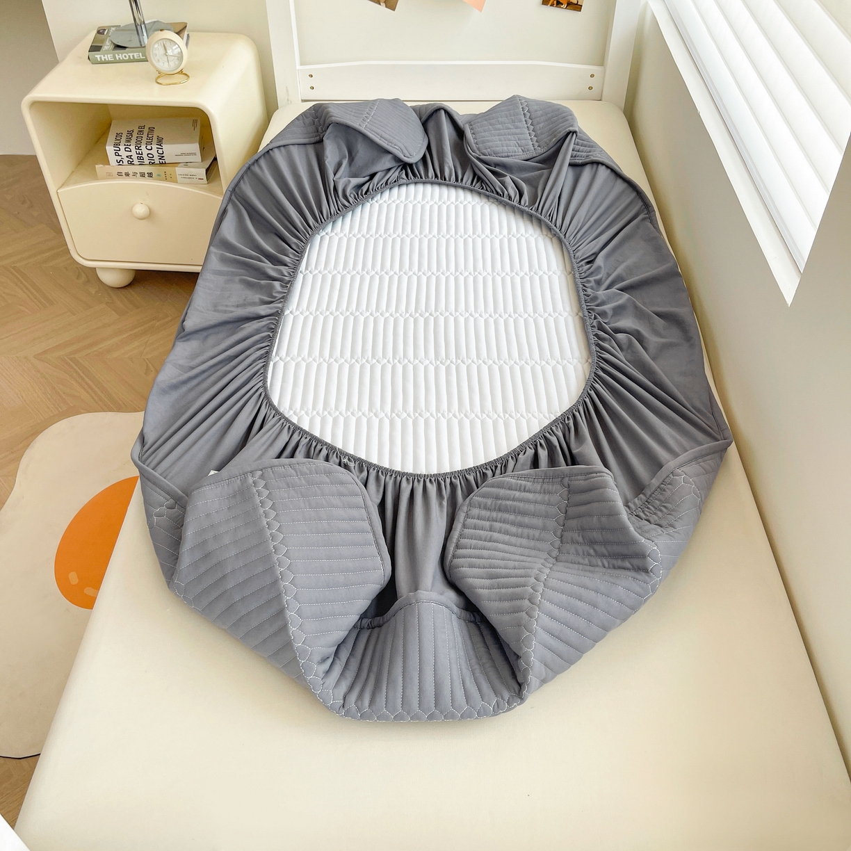 91家纺网 家纺一手货源 找家纺 雯豆2025新品学生床上下铺夹棉床笠宿舍床垫保护套 简爱-深空灰