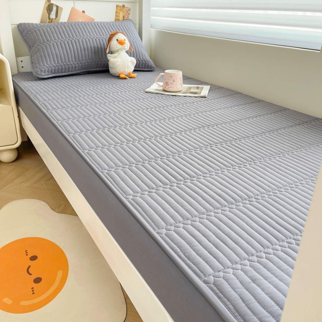 91家纺网 家纺一手货源 找家纺 雯豆2025新品学生床上下铺夹棉床笠宿舍床垫保护套 简爱-深空灰