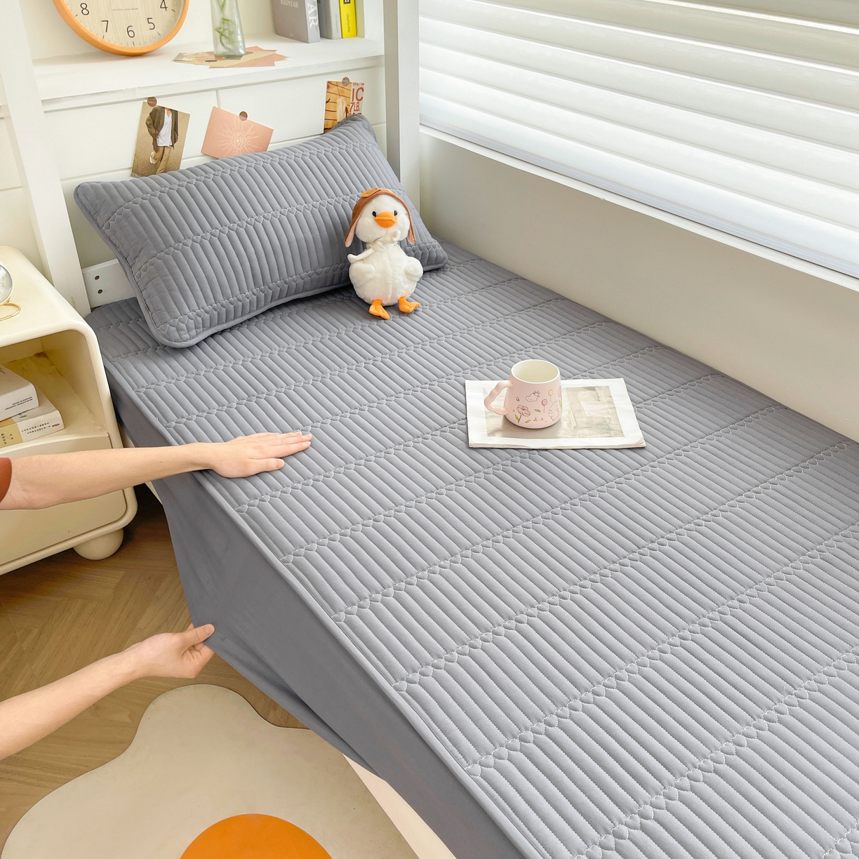 91家纺网 家纺一手货源 找家纺 雯豆2025新品学生床上下铺夹棉床笠宿舍床垫保护套 简爱-深空灰