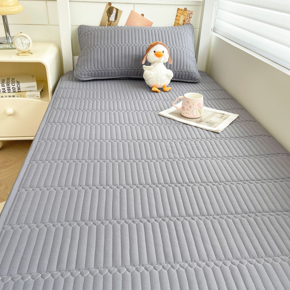 91家纺网 家纺一手货源 找家纺 雯豆2025新品学生床上下铺夹棉床笠宿舍床垫保护套 简爱-深空灰