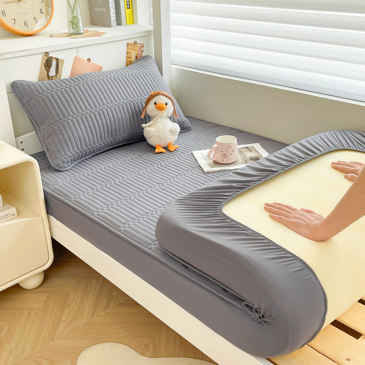 91家纺网 家纺一手货源 找家纺 雯豆2025新品学生床上下铺夹棉床笠宿舍床垫保护套 简爱-深空灰