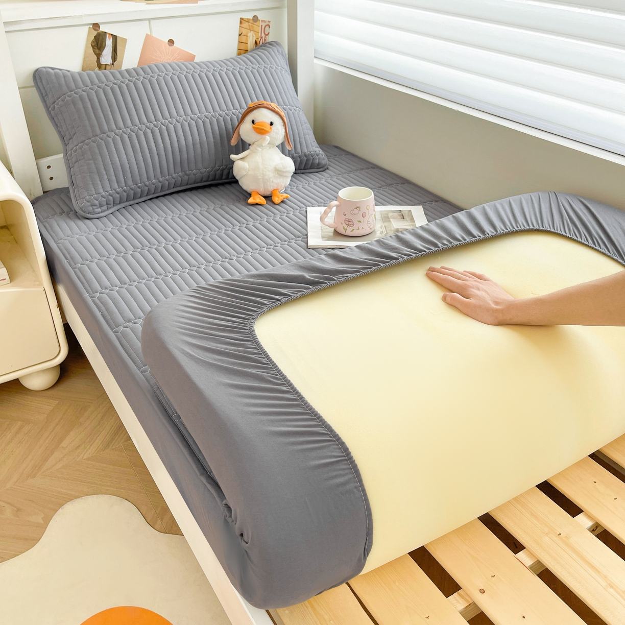 91家纺网 家纺一手货源 找家纺 雯豆2025新品学生床上下铺夹棉床笠宿舍床垫保护套 简爱-深空灰