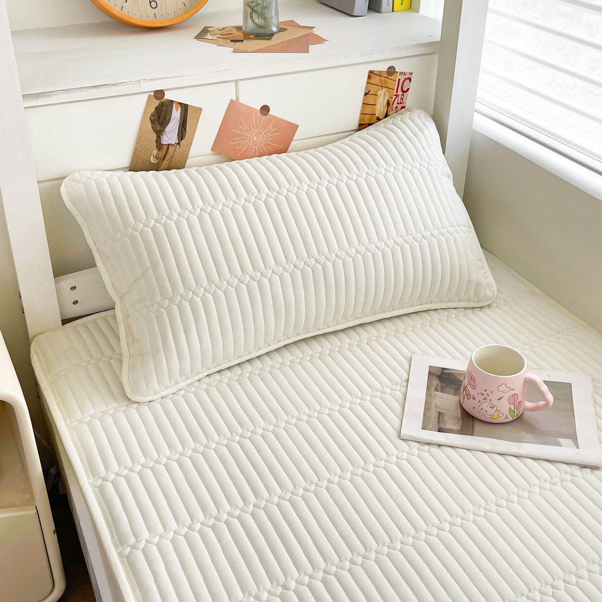 91家纺网 家纺一手货源 找家纺 雯豆2025新品学生床上下铺夹棉床笠宿舍床垫保护套简爱-月光白