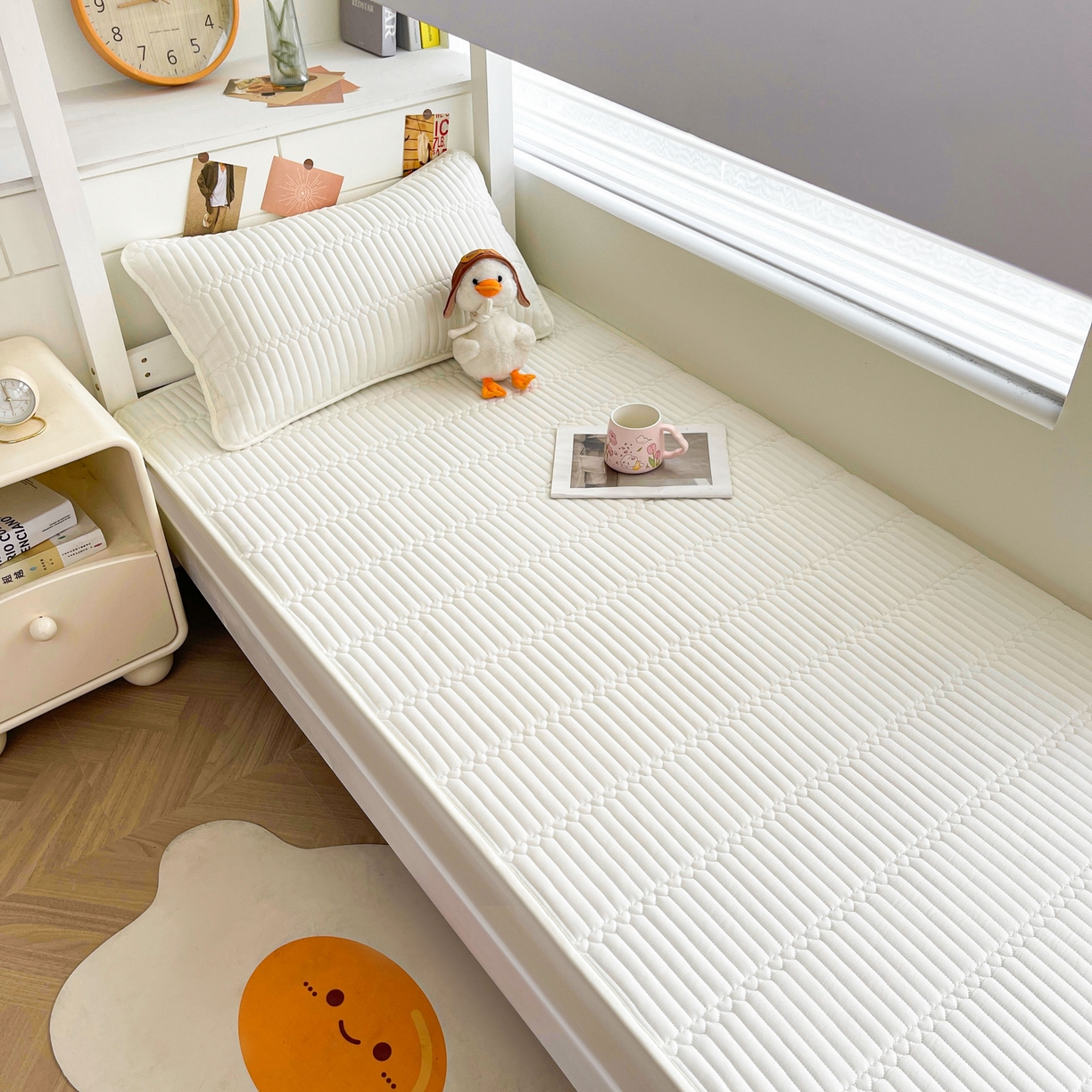 91家纺网 家纺一手货源 找家纺 雯豆2025新品学生床上下铺夹棉床笠宿舍床垫保护套简爱-月光白