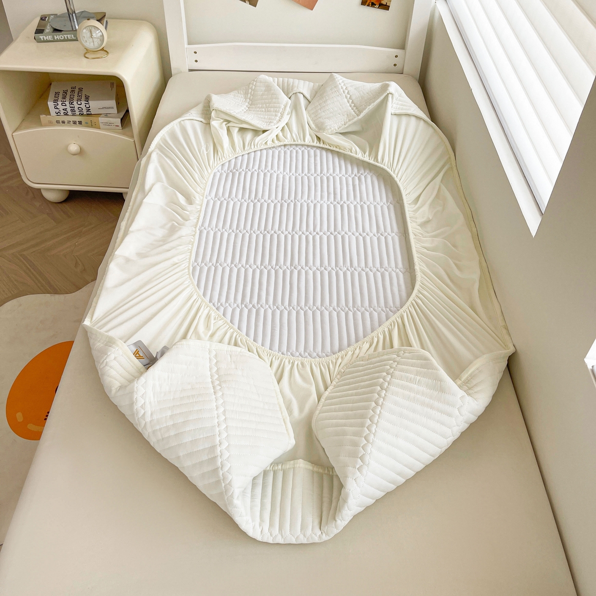 91家纺网 家纺一手货源 找家纺 雯豆2025新品学生床上下铺夹棉床笠宿舍床垫保护套简爱-月光白