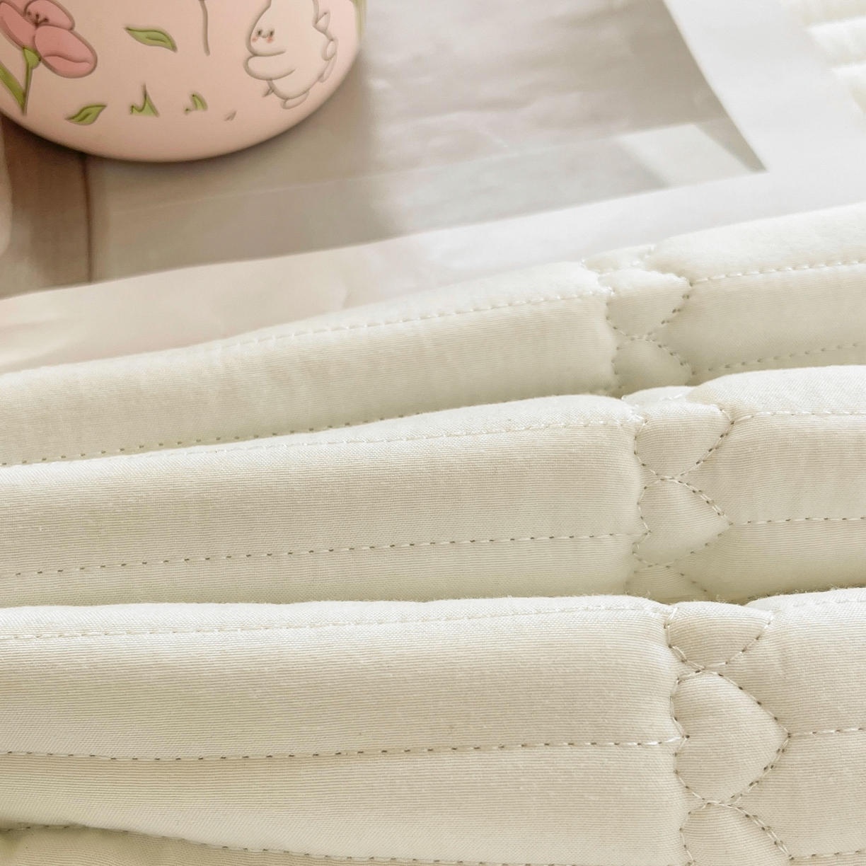 91家纺网 家纺一手货源 找家纺 雯豆2025新品学生床上下铺夹棉床笠宿舍床垫保护套简爱-月光白