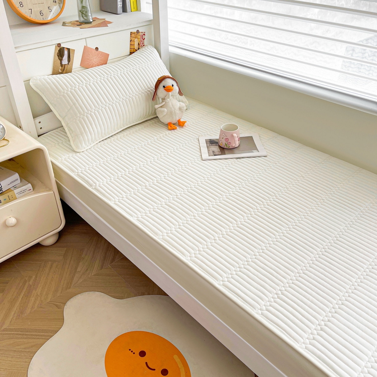 91家纺网 家纺一手货源 找家纺 雯豆2025新品学生床上下铺夹棉床笠宿舍床垫保护套简爱-月光白