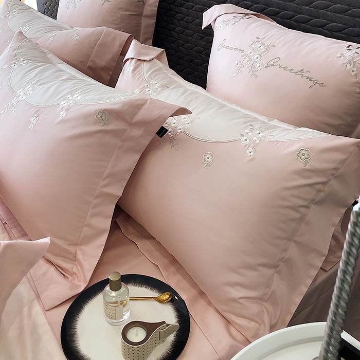 91家纺网 家纺一手货源 找家纺 乐美家纺 2025新款A类100支新疆长绒棉全棉纯棉轻奢刺绣四件套-花城秘境系列 花城秘境-粉