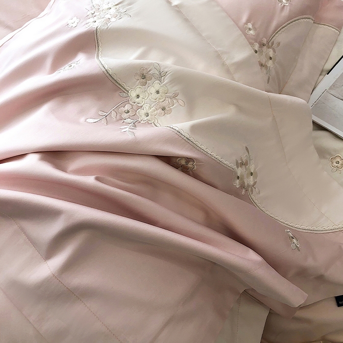 91家纺网 家纺一手货源 找家纺 乐美家纺 2025新款A类100支新疆长绒棉全棉纯棉轻奢刺绣四件套-花城秘境系列 花城秘境-粉