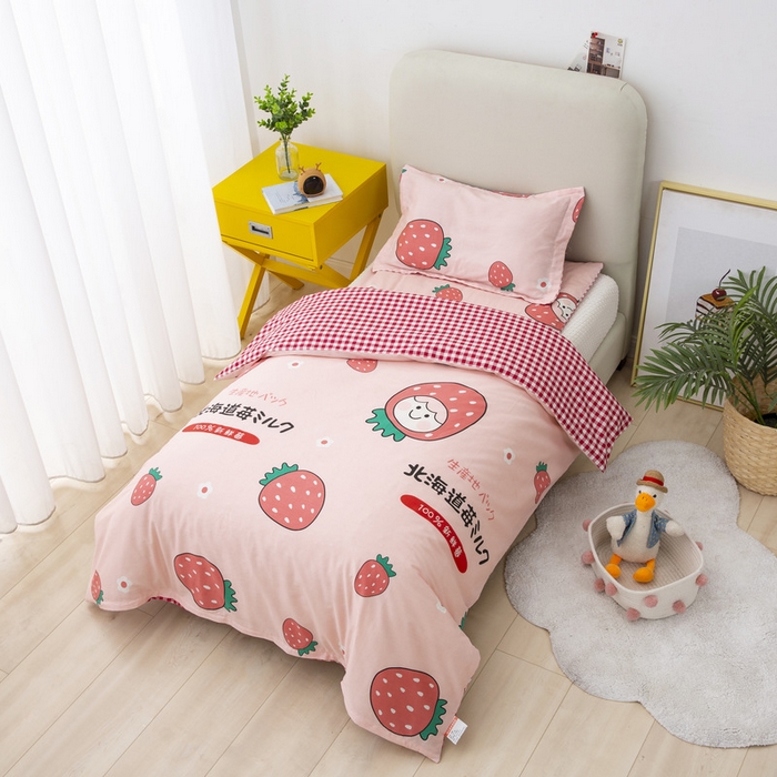 91家纺网 家纺一手货源 找家纺 梵赫 2025新款小版全棉纯棉卡通幼儿园儿童三件套套件 草莓女孩