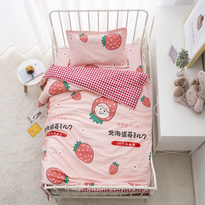 91家纺网 家纺一手货源 找家纺 梵赫 2025新款小版全棉纯棉卡通幼儿园儿童三件套套件 草莓女孩