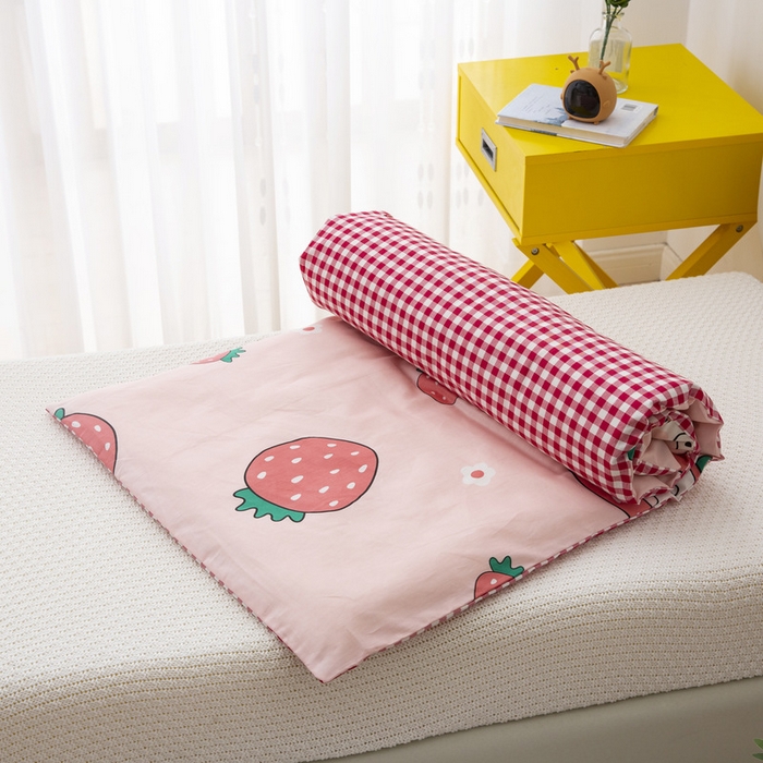 91家纺网 家纺一手货源 找家纺 梵赫 2025新款小版全棉纯棉卡通幼儿园儿童三件套套件 草莓女孩