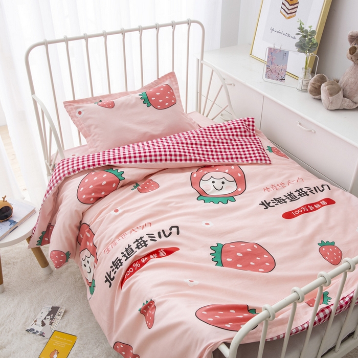 91家纺网 家纺一手货源 找家纺 梵赫 2025新款小版全棉纯棉卡通幼儿园儿童三件套套件 草莓女孩