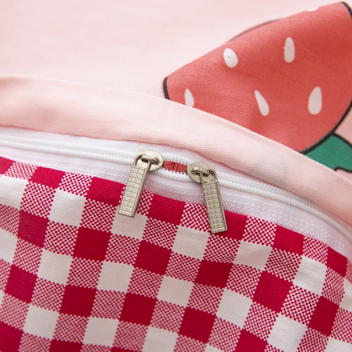 91家纺网 家纺一手货源 找家纺 梵赫 2025新款小版全棉纯棉卡通幼儿园儿童三件套套件 草莓女孩