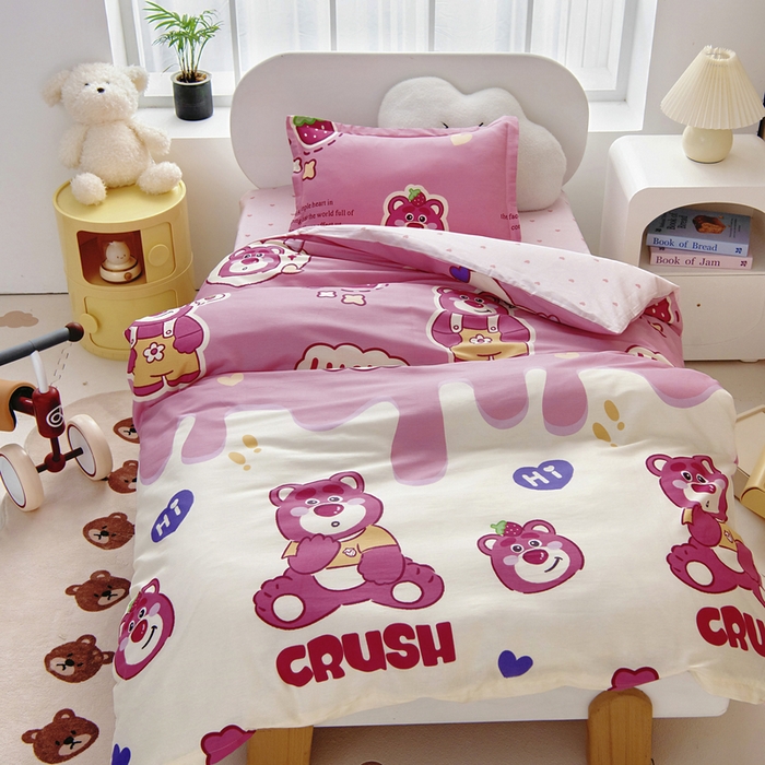 91家纺网 家纺一手货源 找家纺 梵赫 2025新款小版全棉纯棉卡通幼儿园儿童三件套套件 潮流小熊