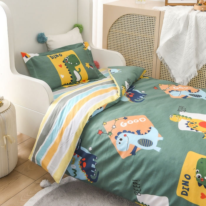 91家纺网 家纺一手货源 找家纺 梵赫 2025新款小版全棉纯棉卡通幼儿园儿童三件套套件 恐龙家族（绿）
